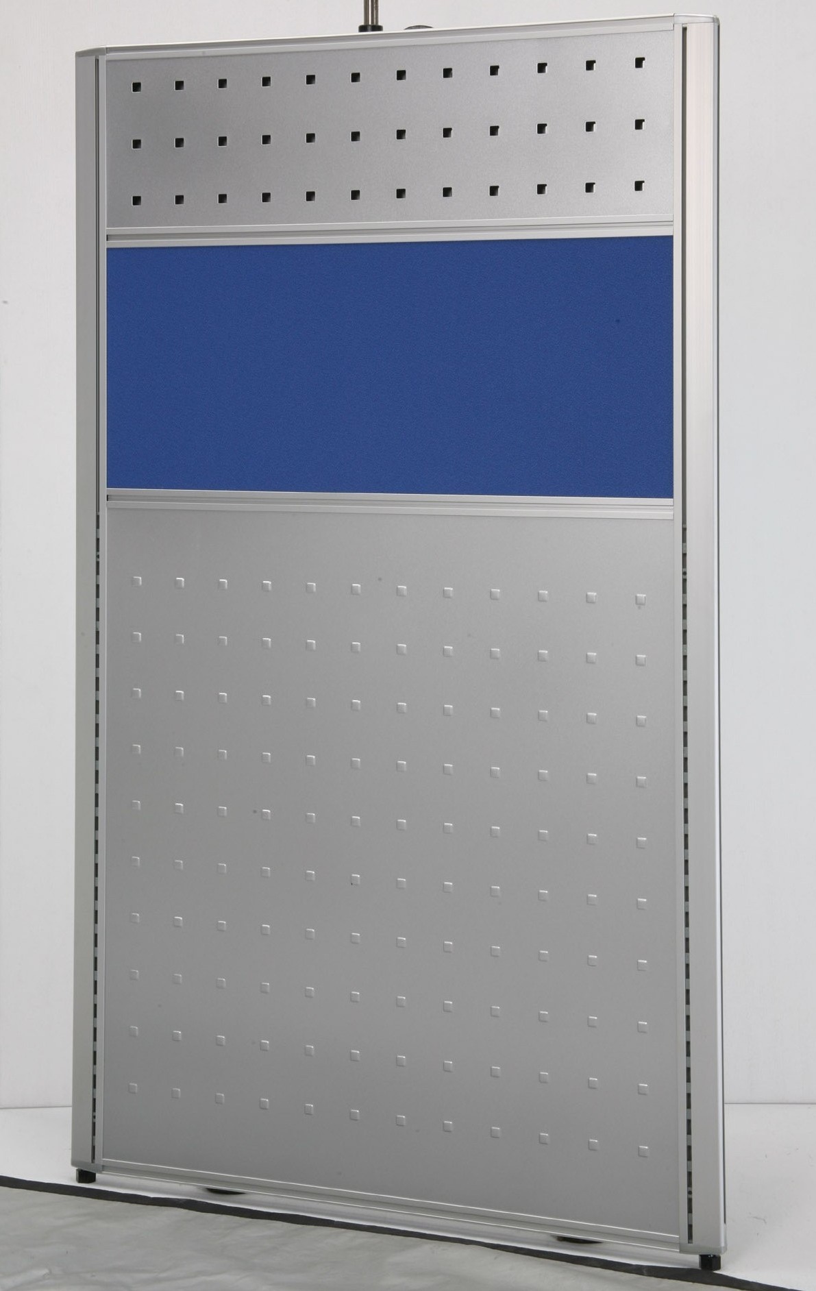 You are currently viewing 辦公家具拆除與退租清空實務：2.5cm 屏風拆解、電路斷電、回收分類完整指南