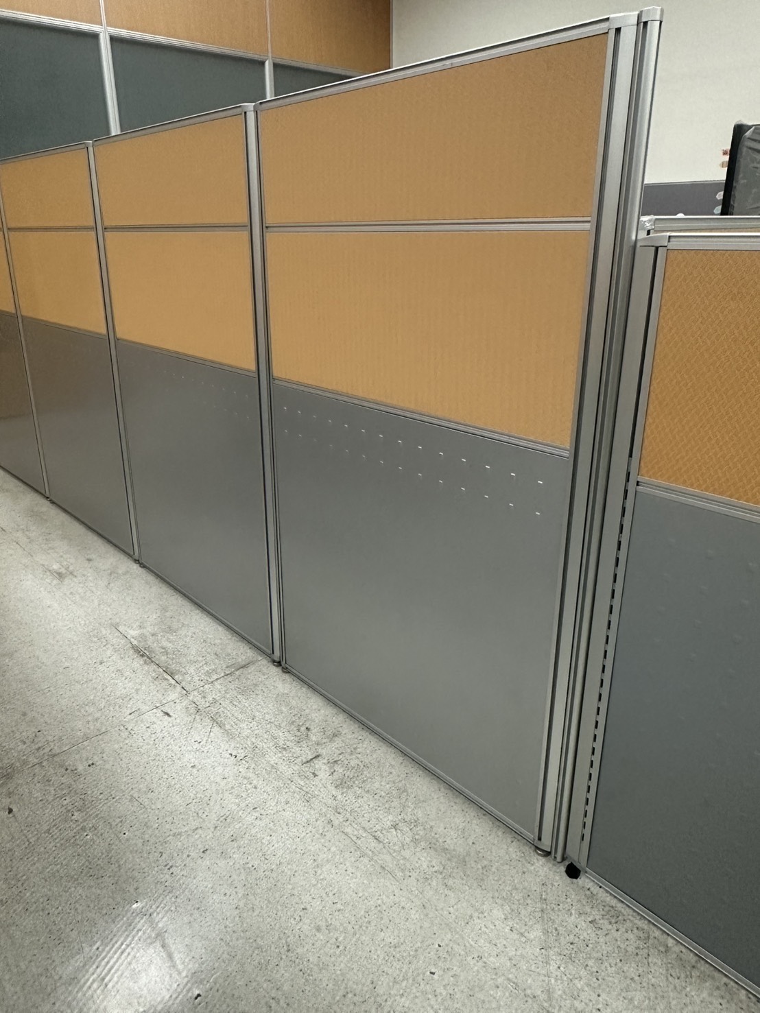 Read more about the article 中和辦公室搬遷裝潢實例②｜辦公家具拆組與屏風改裝：拆組達人幫你現省幾十萬