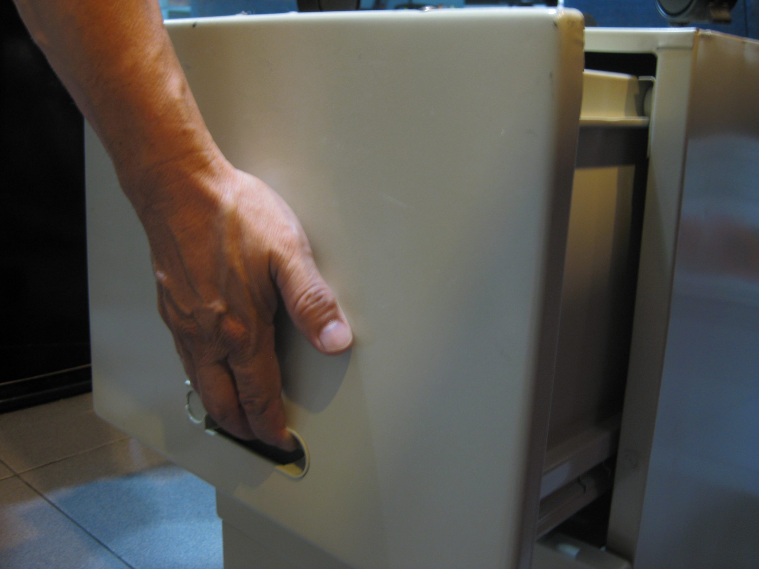 活動櫃,袖箱倒置後抽屜上提完外拉