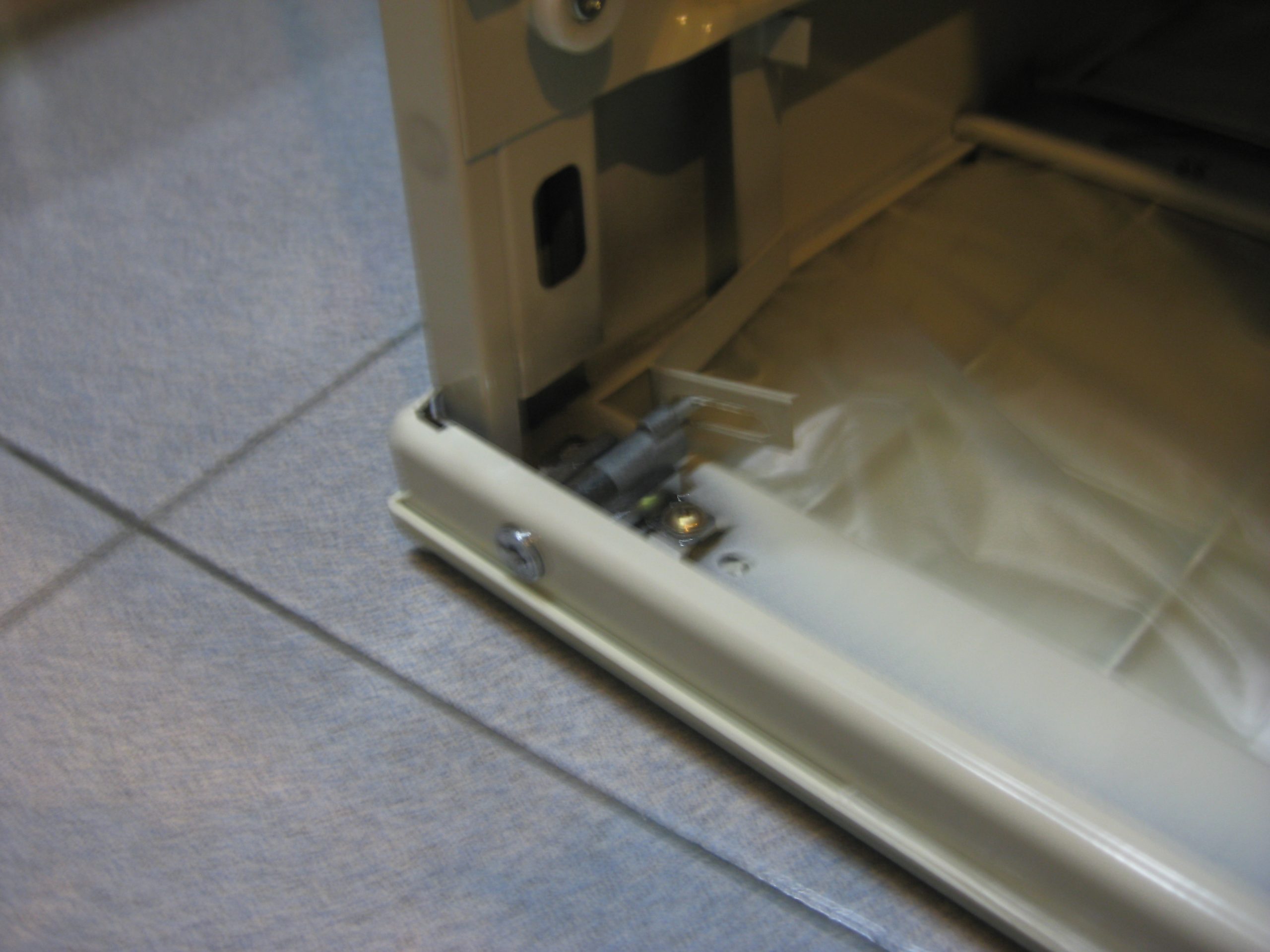 活動櫃,袖箱露出鎖頭