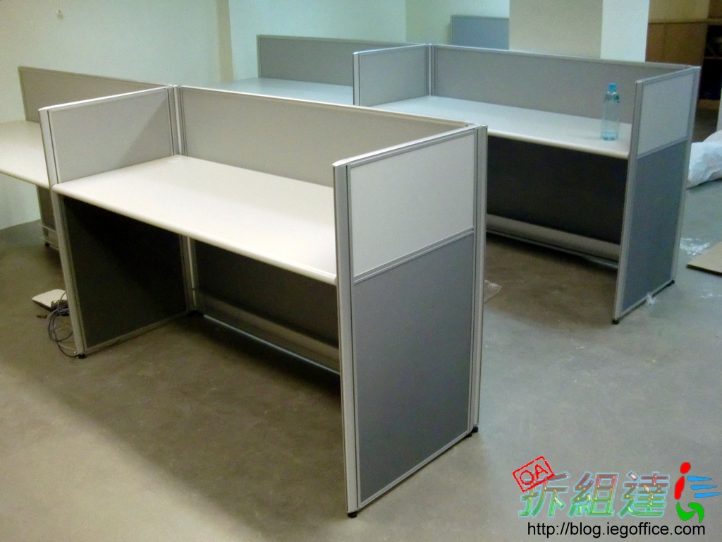 辦公屏風配上桌板寬度自然增加五公分