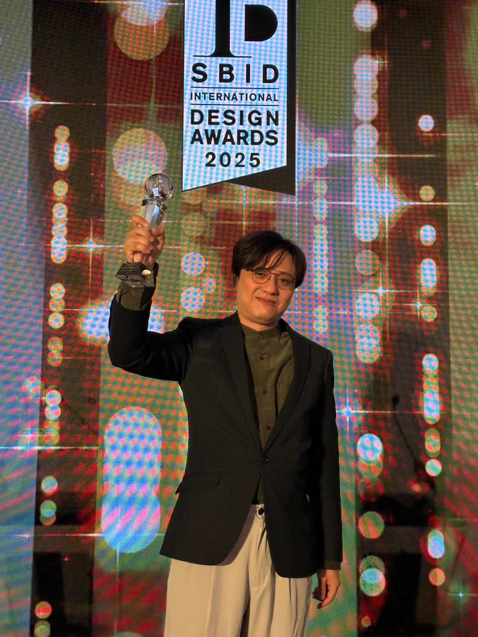 陳俊宏於 2025 年 SBID International Design Awards 領取 Residential Apartment Under £1M 首獎