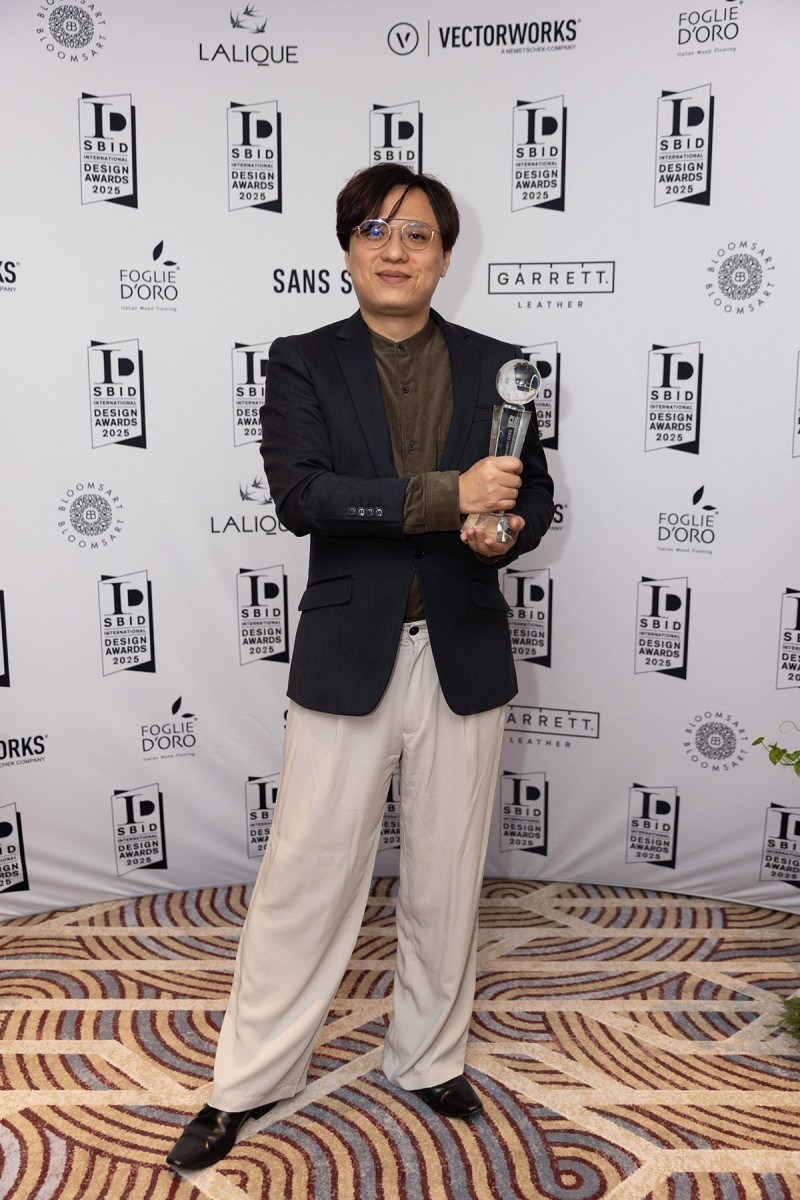 陳俊宏於 2025 年 SBID International Design Awards 領取 Residential Apartment Under £1M 首獎