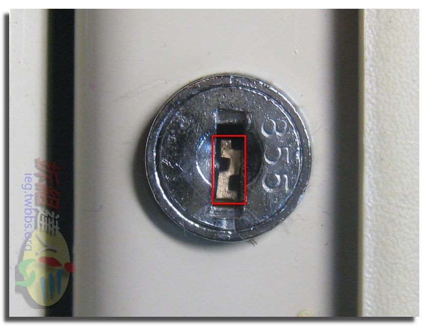 鑰匙斷在櫃子鎖頭的孔中