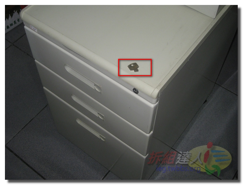 斷掉的鑰匙與活動櫃