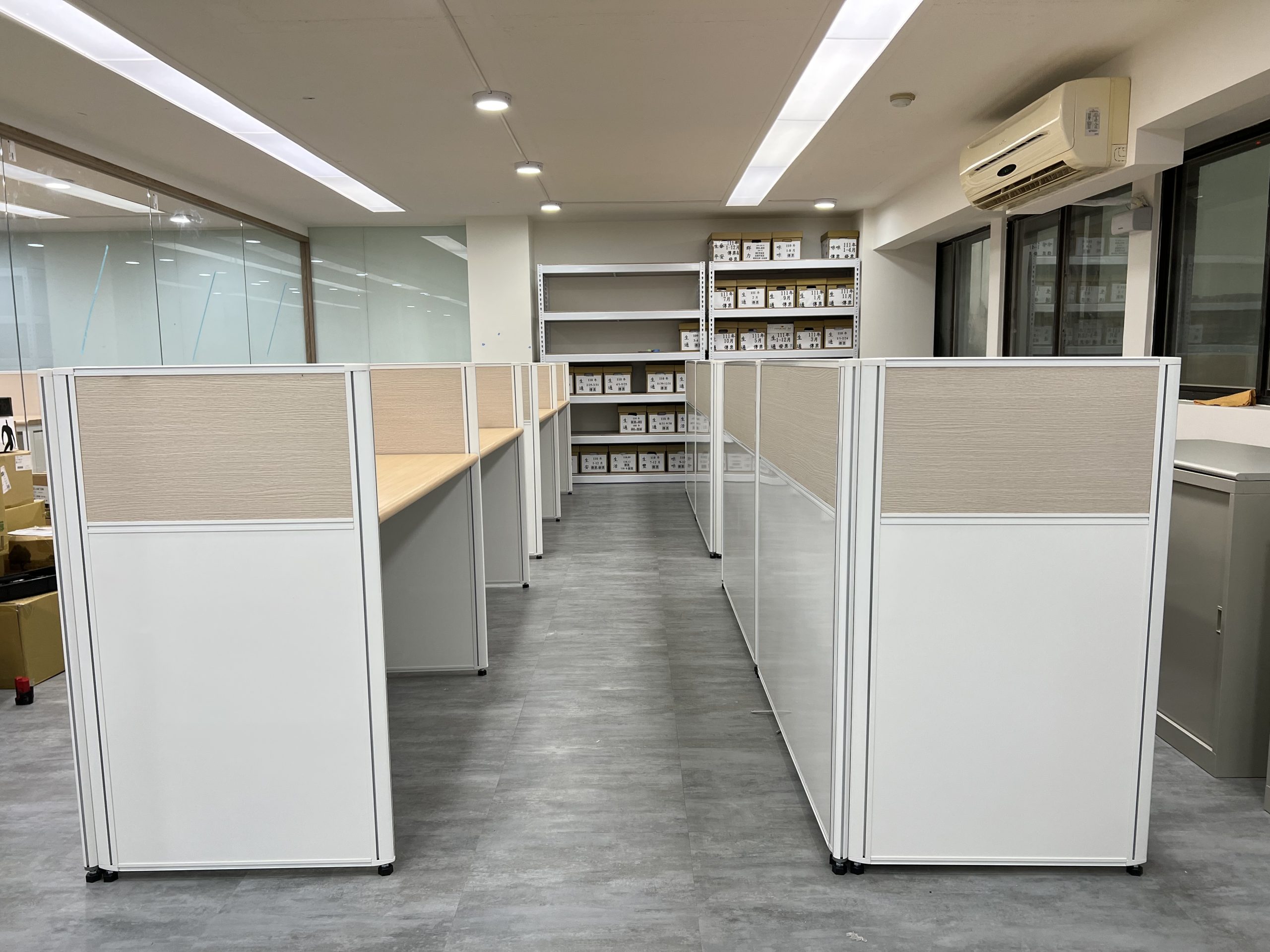 事務區多排座位與走道寬度示意