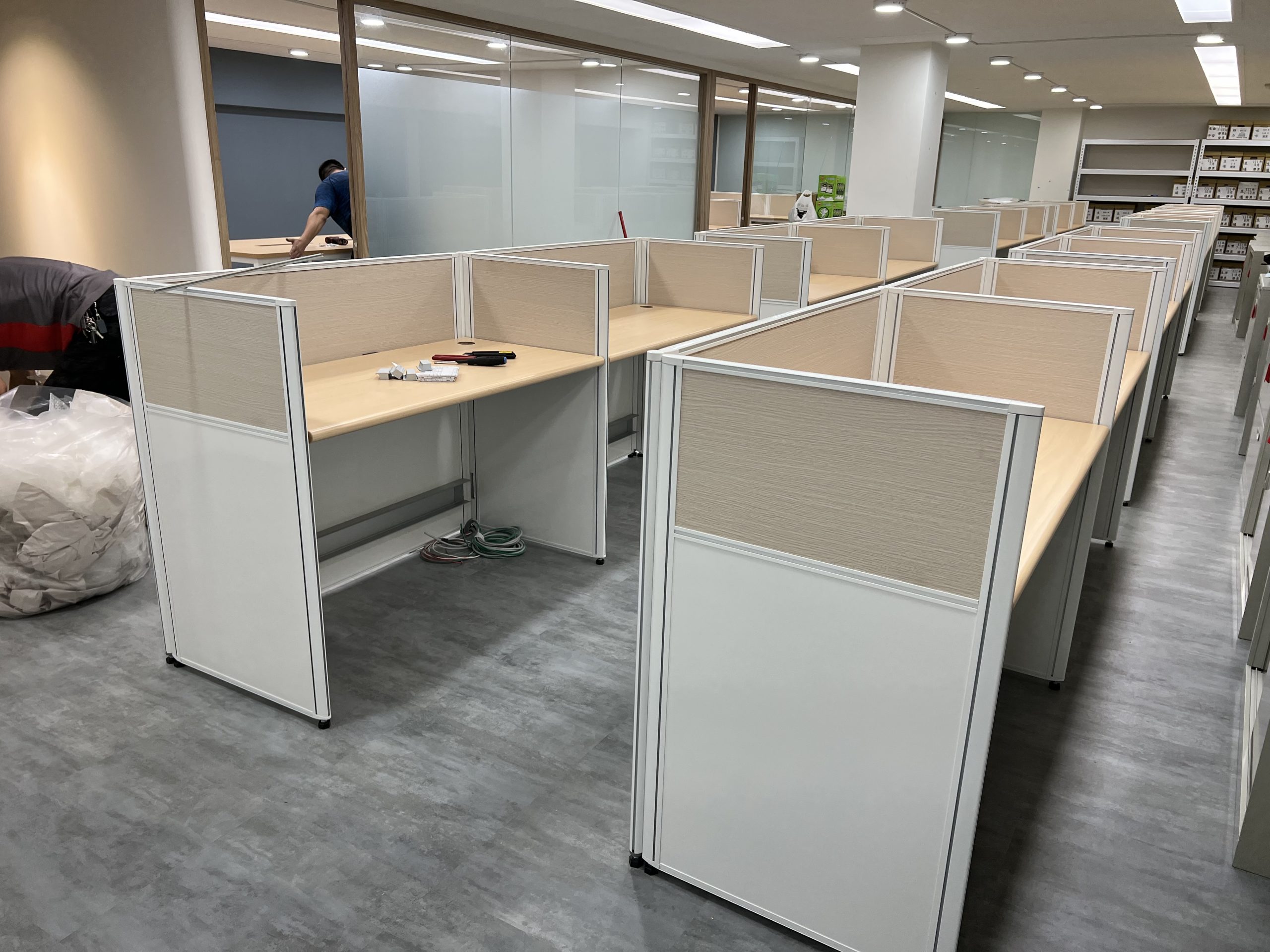 事務區屏風排列與柱位關係