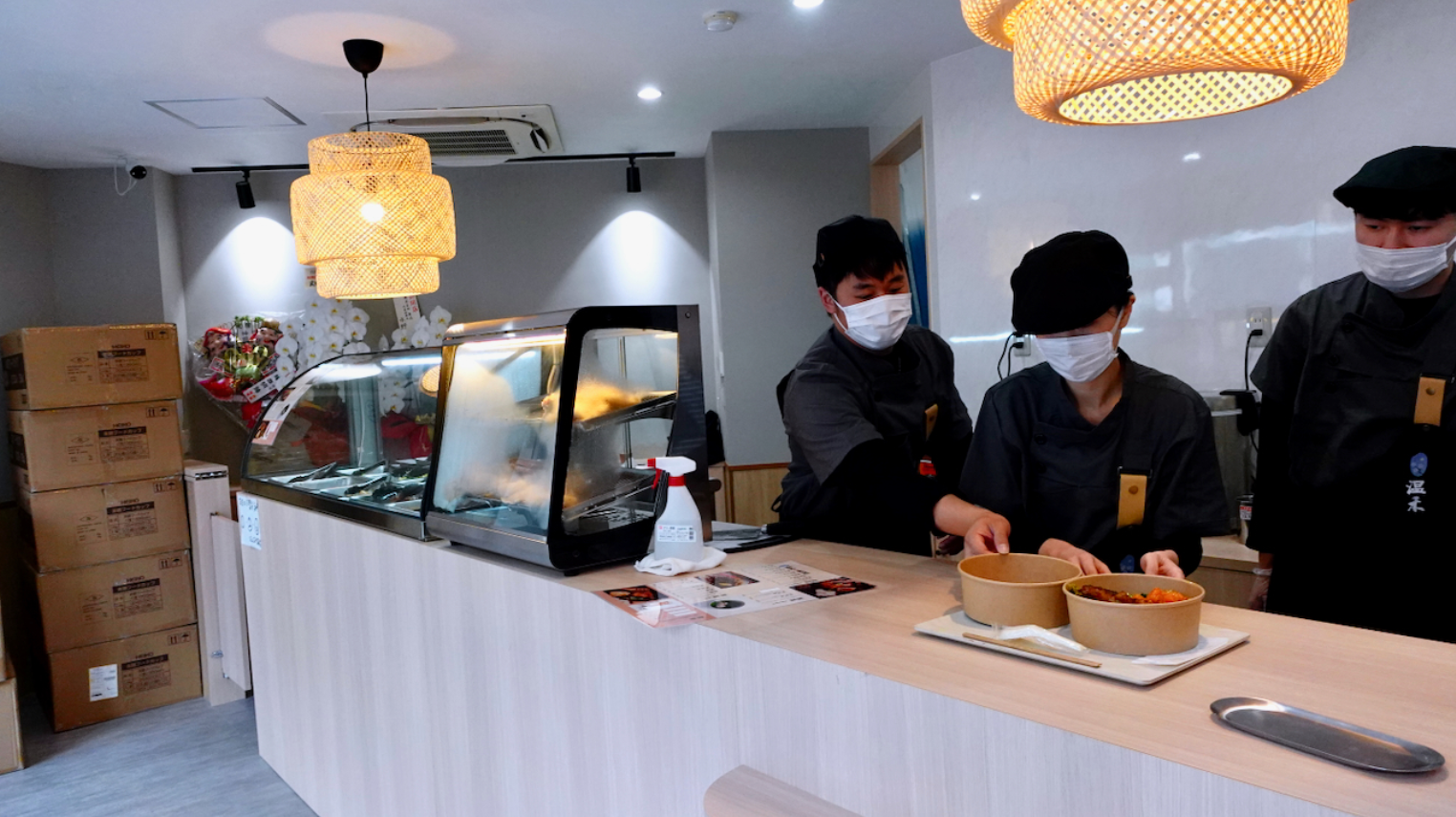 東京神田料理店一樓收銀與給餐櫃台配置，前場壓縮動線設計