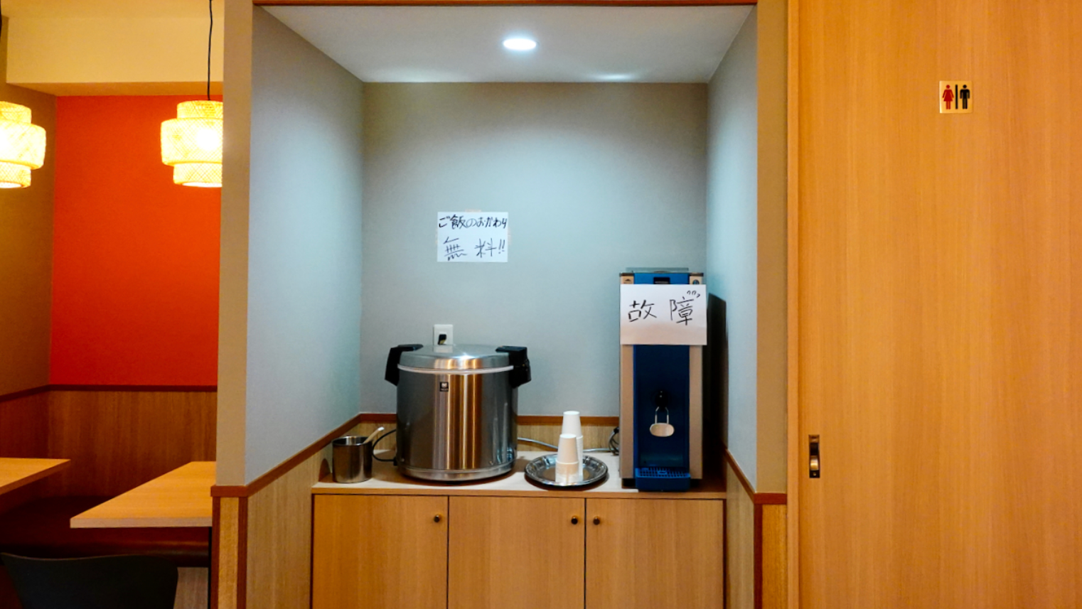 雙層餐飲空間二樓自助取水與餐具區動線整合設計