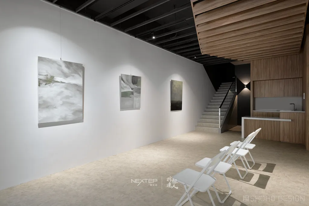一樓中央空場配置可移動桌椅,展示活動使用模式