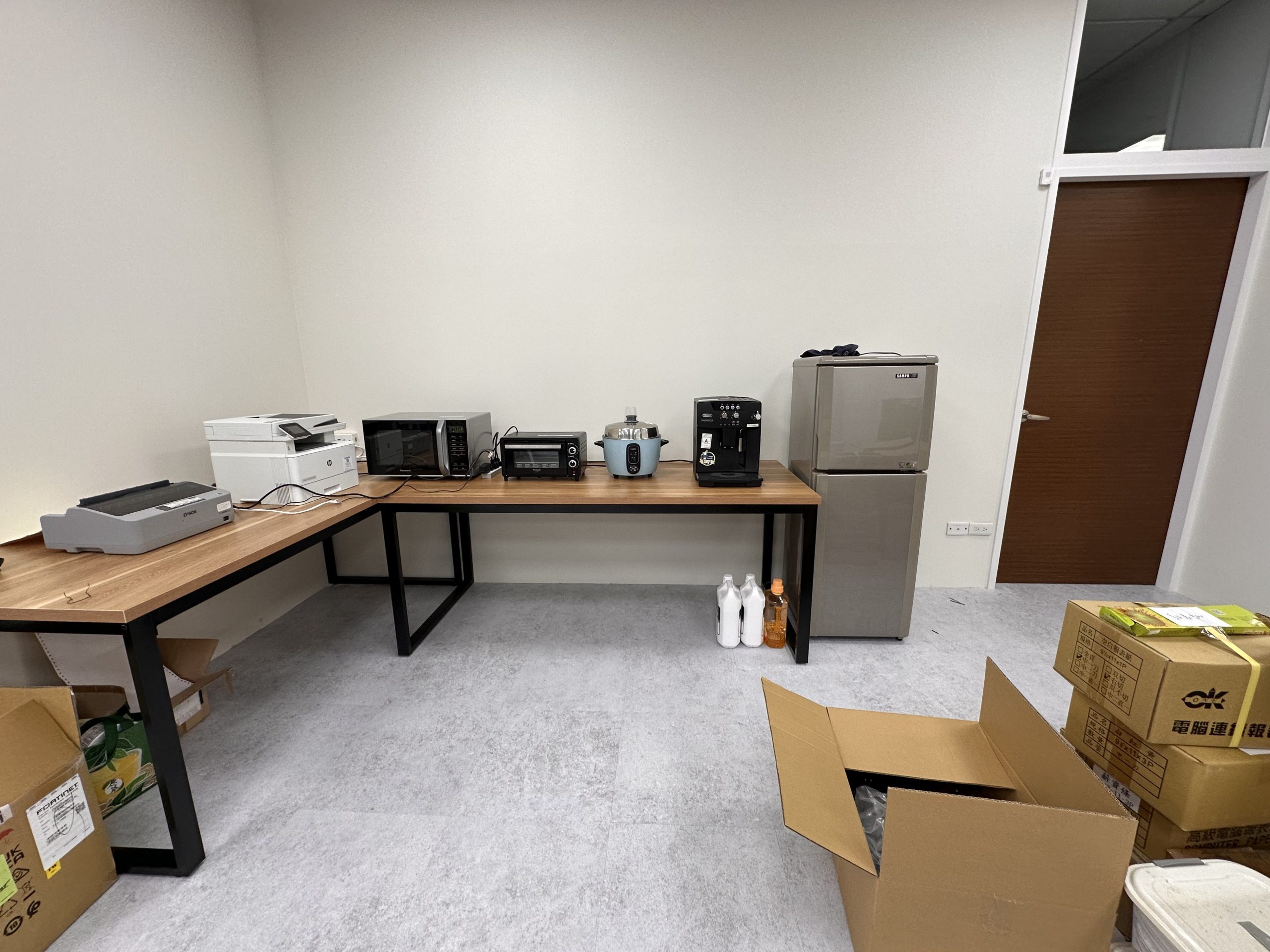 新店科技公司辦公室開放茶水區與辦公動線銜接