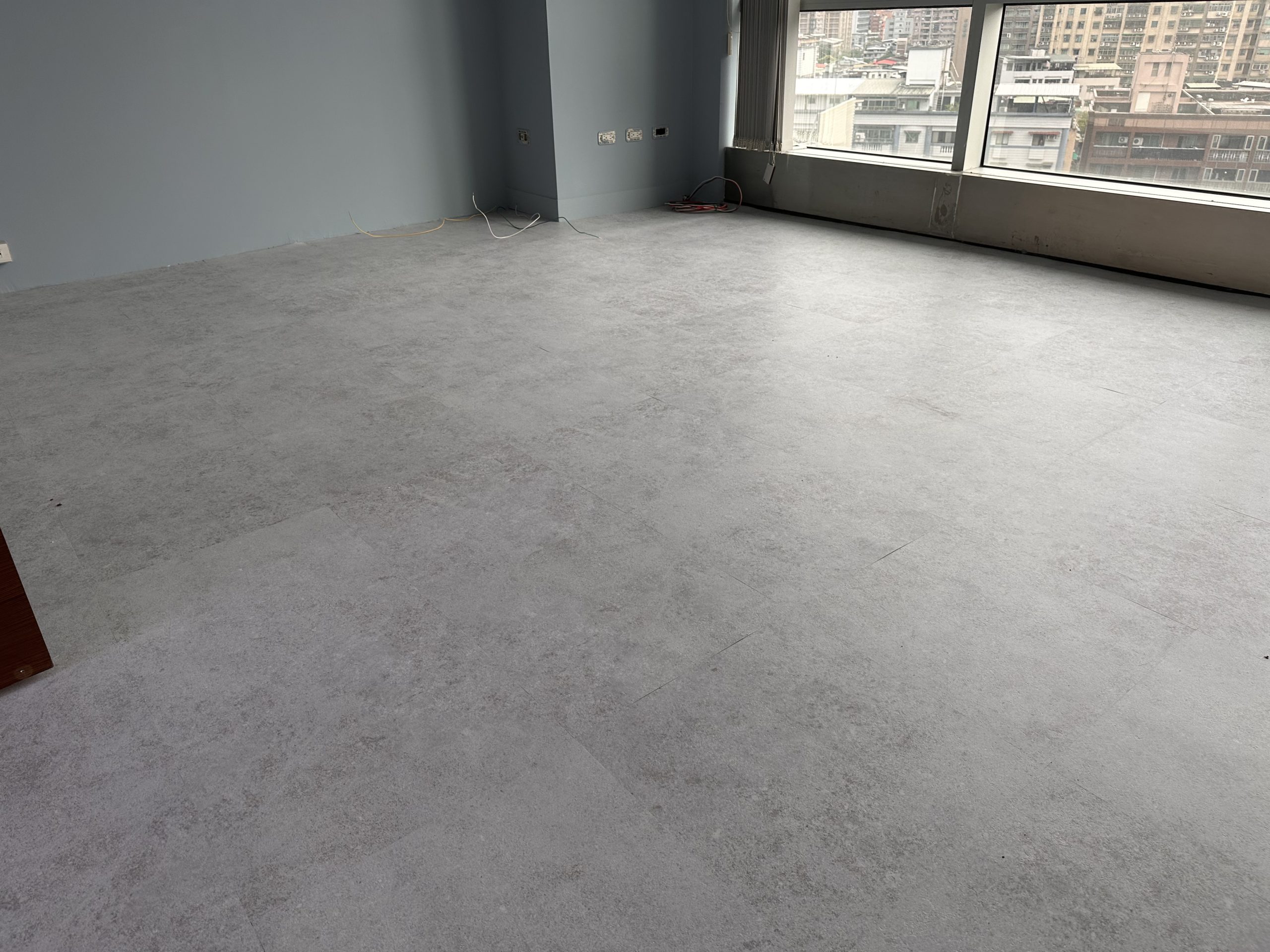 新店科技公司辦公室PVC石紋地板與主管區配置