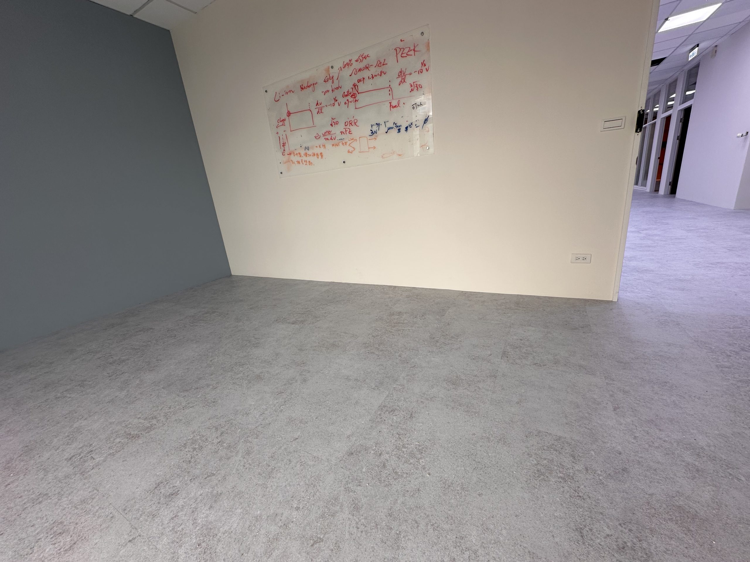 新店科技公司辦公室藍白牆面搭配石紋地板與玻璃白板