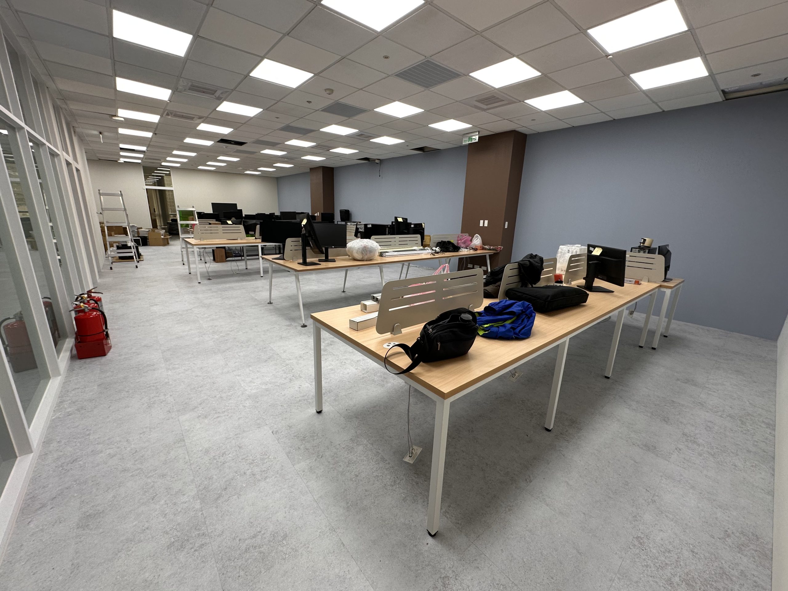 新店科技公司辦公室開放辦公區A/B區藍牆與巧克力色柱體配置