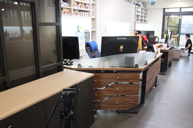 Hello Kitty 收藏展示牆與木質系統櫃體整合設計