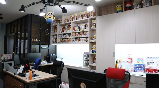 客廳電視牆與Hello Kitty 主題展示櫃整合的住宅空間設計