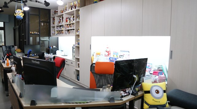 陽台休憩空間與品牌識別造景設計,石紋牆面與戶外座椅配置