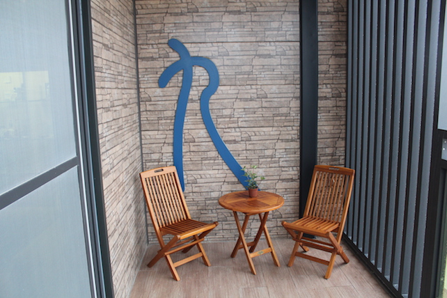 居家內容創作工作室整體空間,長型工作桌與展示收納