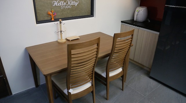 居家內容創作工作室整體空間,長型工作桌與展示收納牆