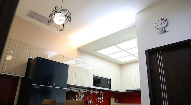 住宅收藏展示櫃設計,大面積玻璃展示櫃陳列各式角色與3C收藏