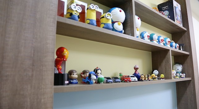 居家內容創作工作室整體空間,長型工作桌與展示收納牆