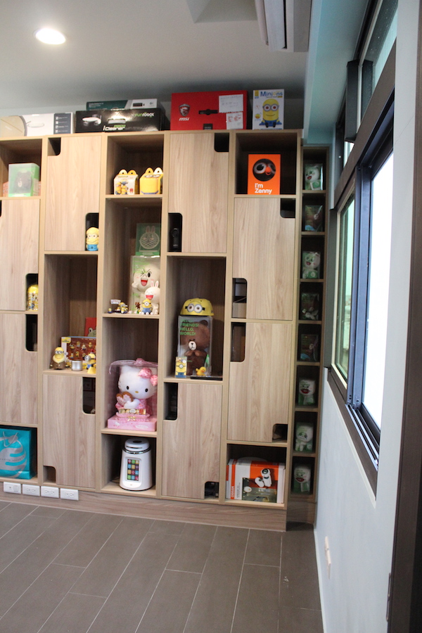 大型曲面工作桌設計,多電腦工作站形成家庭工作室