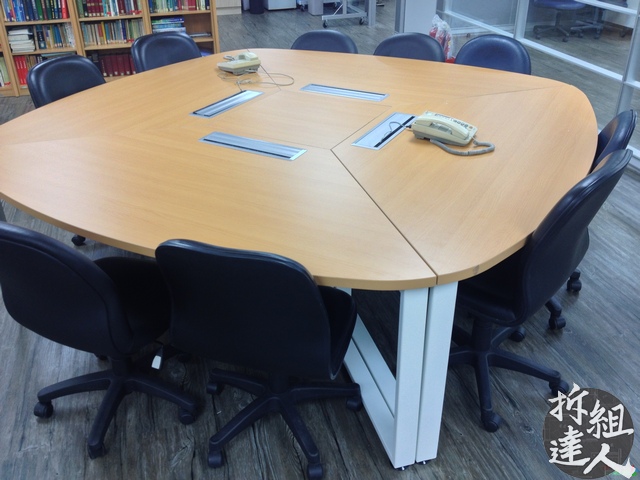中央四方桌與扇形模組桌組合構成可變動洽談區