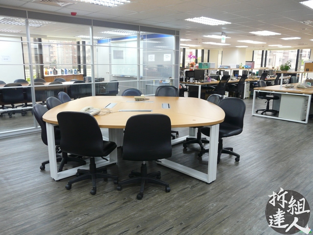 透明高隔間與共骨架座位系統並存