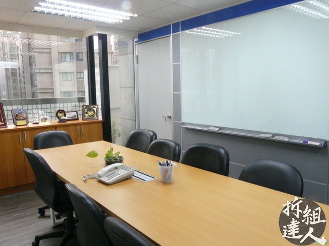 會議室鋁框高隔間與白板牆面配置