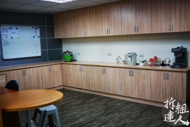 茶水間系統櫃整合與木紋界面延續