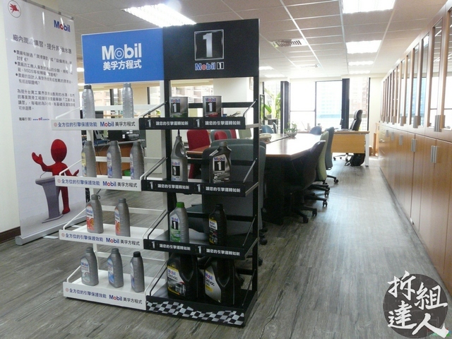 辦公區低密度座位排列與木紋地坪界面