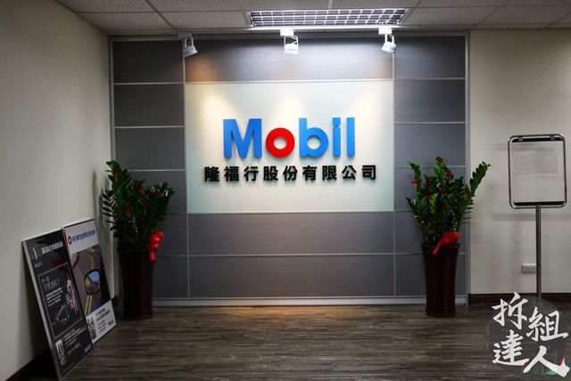 高隔間整合式LOGO牆與烤漆玻璃界面構成