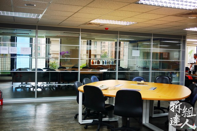 透明玻璃高隔間會議室維持空間通透性