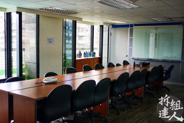 會議室長桌與透明玻璃界面形成縱深延伸