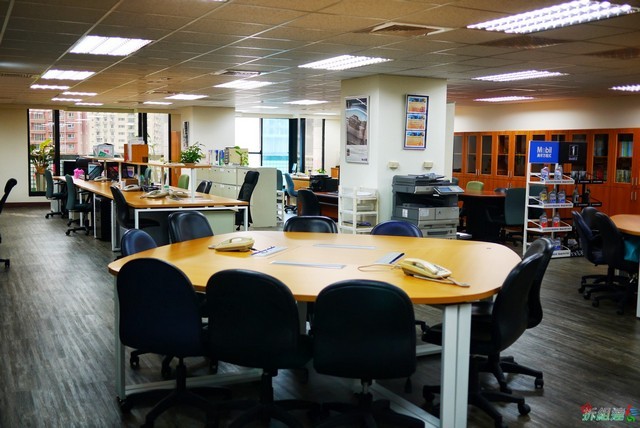 低密度辦公空間中共骨架座位系統排列