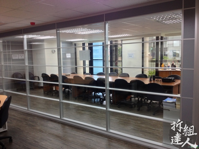 格子高隔間玻璃界面建立辦公區與會議室邊界