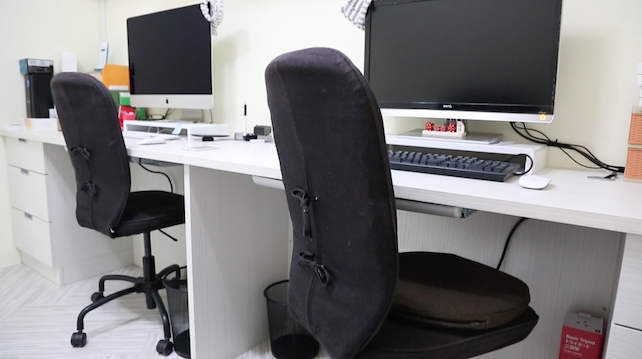 桃園住宅工作室雙人工作桌配置，沿牆設置的電腦工作區