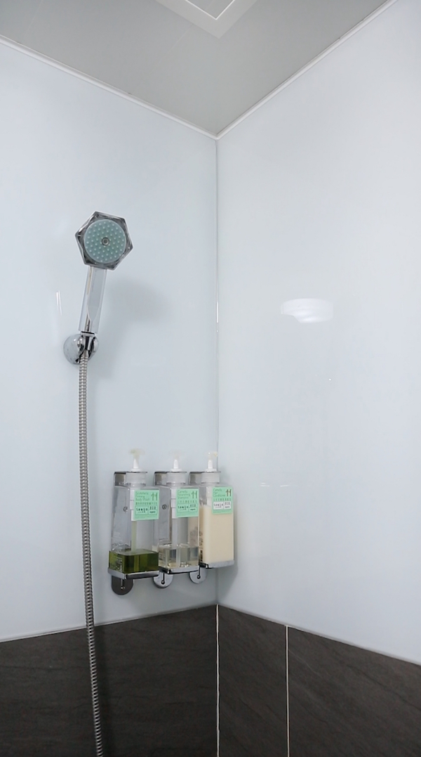 桃園住宅淋浴空間與壁面收納瓶架配置