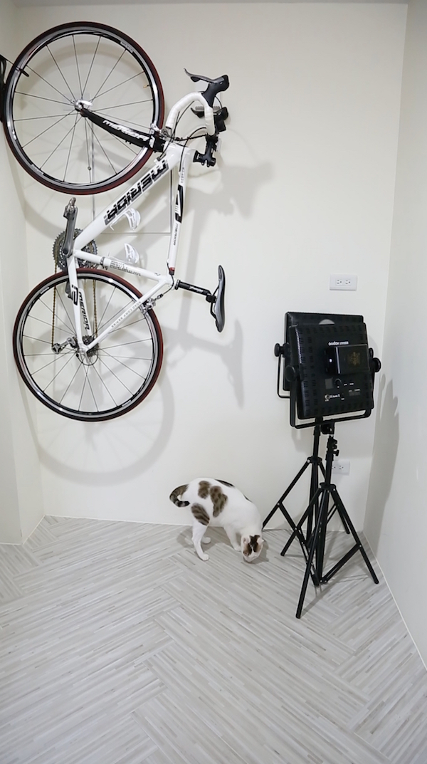 桃園居家工作室入口開放空間，可配置拍攝燈具與停放腳踏車的多功能區