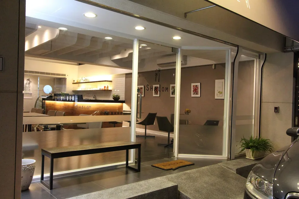 Shalom Cafe入口退縮玄關與室內吧台視線