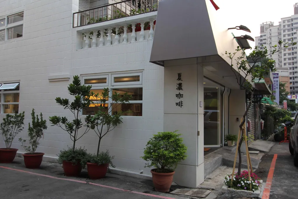 Shalom Cafe側面立面與街角入口