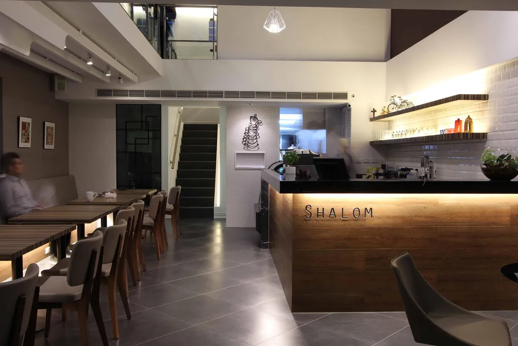 Shalom Cafe一樓吧台與用餐區空間