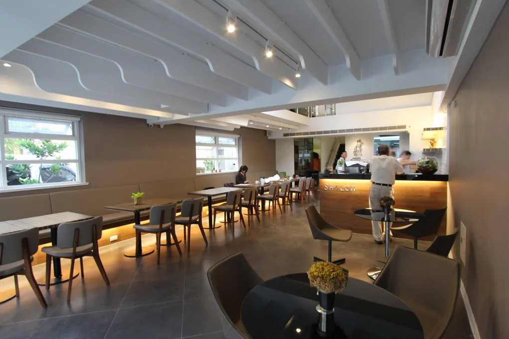 Shalom Cafe一樓長桌座位與吧台