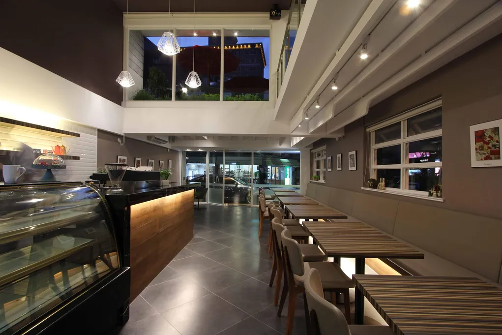 Shalom Cafe挑高空間與吊燈照明