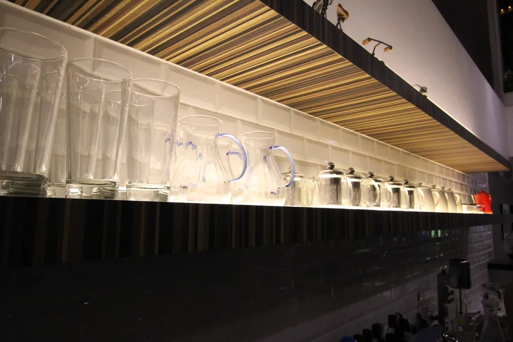 Shalom Cafe吧台層架與杯具展示照明