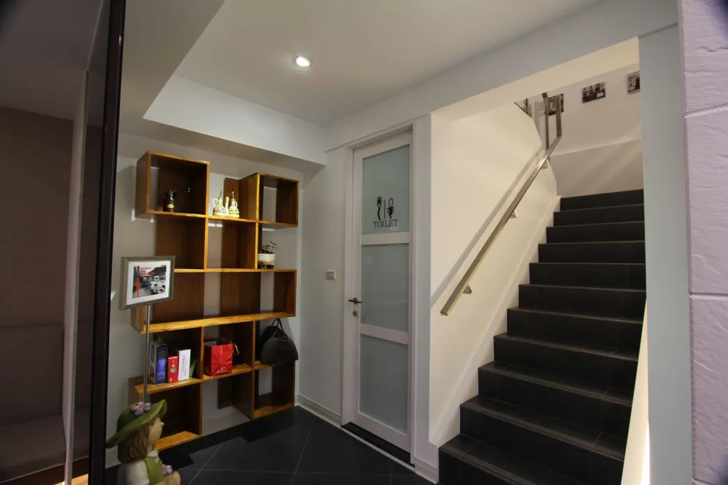 Shalom Cafe樓梯入口與展示層架