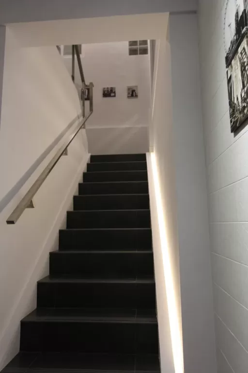 Shalom Cafe樓梯間踏階與側邊照明