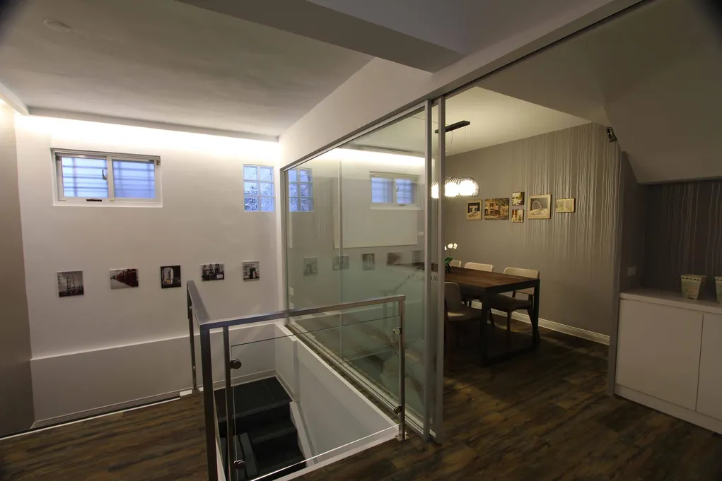 Shalom Cafe二樓包廂外觀與樓梯