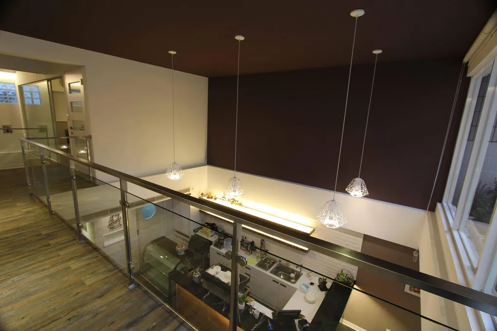 Shalom Cafe二樓開放區與吧台挑空