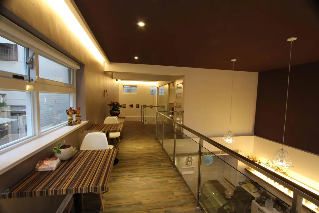 Shalom Cafe二樓走廊座位與窗邊桌